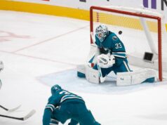 O erro de Alex Nedeljkovic custou caro na derrota do San Jose Sharks para o Dallas Stars