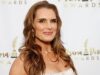 Brooke Shields diz que as gotas ‘realmente limpam meus olhos’