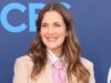 Drew Barrymore compartilha selfie sem maquiagem e diz que ‘envelhecer é um privilégio’