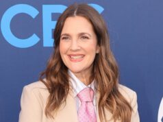 Drew Barrymore compartilha selfie sem maquiagem e diz que ‘envelhecer é um privilégio’