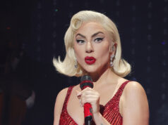 Lady Gaga interrompeu o show depois que uma dançarina escorregou e caiu do palco na chuva