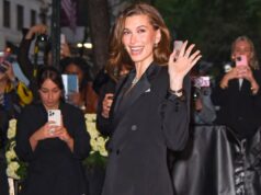 Copie o look de acessório de inverno de Hailey Bieber por 95% menos