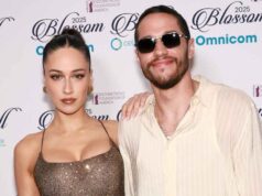 A namorada de Pete Davidson, Elsie Hewitt, mostra suas fraldas para adultos