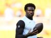 DK Metcalf, do Steelers, briga com torcedor nas arquibancadas durante o jogo