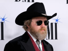 Ernest provoca uma obra-prima inédita que escreveu com Clint Black