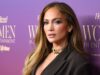 Os tênis brancos grossos de Jennifer Lopez são um item básico para mães ricas