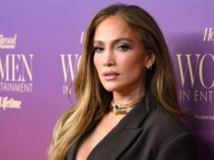 Os tênis brancos grossos de Jennifer Lopez são um item básico para mães ricas