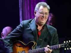‘A Nod Back To The Old Ones’: Vince Gill homenageia seu falecido pai e revela como ele inspirou o ‘fumo passivo’