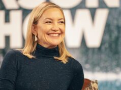 Kate Hudson usou uma bolsa preta desleixada (mas totalmente chique) em Paris