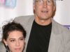 Filha de Chevy Chase diz que colegas de elenco da comunidade a hackearam