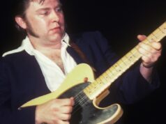 A história do guitarrista desconhecido que tocava violão com uma toalha (e fazia isso melhor do que todos os outros)