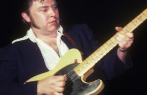 A história do guitarrista desconhecido que tocava violão com uma toalha (e fazia isso melhor do que todos os outros)