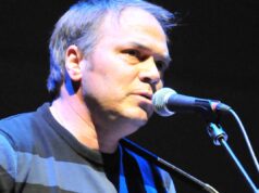 Nascido neste dia em 1960, o cantor e compositor que escreveu os sucessos número 1 das estrelas pop country da virada do milênio