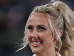 Brittany Mahomes apareceu com jeans verde-oliva no jogo de Natal do Chiefs