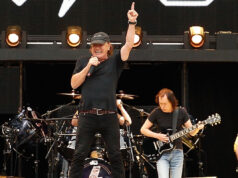 Neste dia de 1981, o AC/DC conquistou seu primeiro número 1 nos Estados Unidos com um álbum inspirado em Bon Scott e Roman Gladiators.