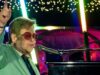 Elton John comemora novo marco de vendas nos EUA e no Reino Unido com sua clássica canção natalina “Step Into Christmas”
