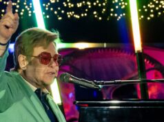Elton John comemora novo marco de vendas nos EUA e no Reino Unido com sua clássica canção natalina “Step Into Christmas”