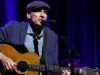 Veja James Taylor entregar uma atualização gelada sobre seus planos de turnê para 2026, que incluirá apresentações nos EUA e na Europa