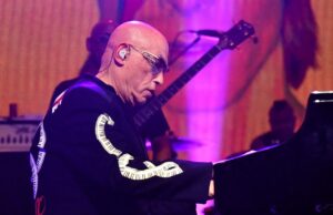 O pianista de longa data de David Bowie, Mike Garson, apresenta Bowie Tribute Show em 2026 com Billy Corgan e outros convidados especiais