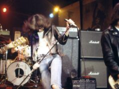 Ramones, Blondie, Talking Heads e mais grandes nomes da era punk apresentados no próximo box que celebra o clube punk CBGB de Nova York