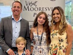 O cartão de férias de Greg Biffle chega à casa de amigos após um acidente de avião fatal