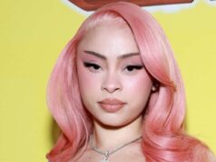 Rapper Ice Spice Thong em vestido de renda transparente para exibição do Bob Esponja