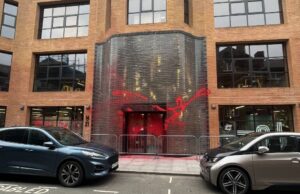 Ativistas pró-Palestina atacam escritórios trabalhistas do Reino Unido por causa de greves de fome | Notícias do conflito Israel-Palestina