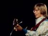 Neste dia de 1974, John Denver alcançou o primeiro lugar com um álbum que incluía um tributo ao topo das paradas à sua então esposa.