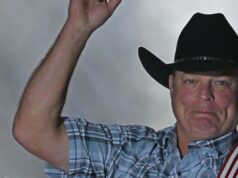 Hitmaker de música country em lágrimas após receber uma homenagem incrível no show final