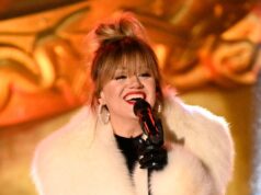 “Duquesa do Natal” Kelly Clarkson entrega um presente aos telespectadores da NFL Netflix com a performance de “Under the Tree”