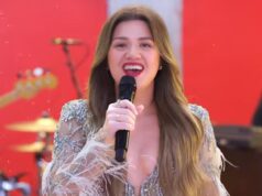 Kelly Clarkson se apresenta debaixo da árvore para encerrar o Natal da NFL