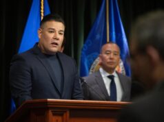 Ele está muito confortável com a grande indústria de seguros da Califórnia que controla