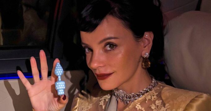 Lily-Allen-Selling-Butt-Plugs-.jpg