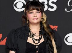 A cantora Lola Young está ‘bem’ 3 meses depois de desmaiar no palco