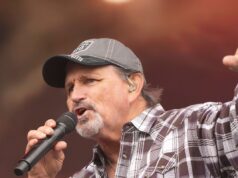 Nascido neste dia em 1960, vocalista e guitarrista da primeira banda de música country a ter um single de estreia em primeiro lugar – apesar de dizer que nunca teria sucesso