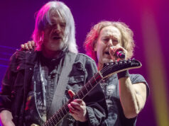 “Dá para acreditar? É uma loucura”: cantor de rock quebra o silêncio após ser substituído pela banda por uma década