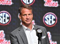 Ole Miss fã boo Lane Kiffin depois que ele decidiu deixar o time para treinar LSU