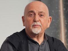 Peter Gabriel como ‘Marty Supreme’ optou por não assistir ao filme logo no início, cantando “Happy” em uma de suas canções clássicas.