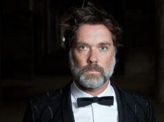 Rufus Wainwright mergulha com armas