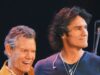 “All Right Boys, Don’t Mess This Up”: Joe Nichols dá as boas-vindas a Randy Travis no palco para a apresentação de “On the Hand”