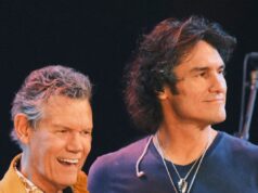 “All Right Boys, Don’t Mess This Up”: Joe Nichols dá as boas-vindas a Randy Travis no palco para a apresentação de “On the Hand”