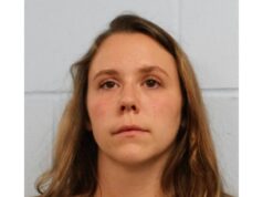 Professora do ensino fundamental que enviou 35 mil mensagens de texto para adolescentes em 3 meses está chorando no tribunal