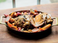 Schweinbraten (porco assado alemão) com receita de cerveja preta e vegetais