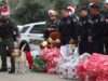 O Xerife e o Corpo de Bombeiros do Condado de Santa Clara distribuíram brinquedos para jovens pacientes no Natal