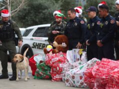O Xerife e o Corpo de Bombeiros do Condado de Santa Clara distribuíram brinquedos para jovens pacientes no Natal