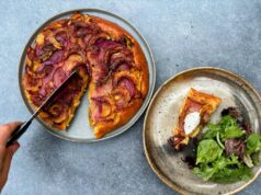 Torta saborosa de polenta de cabeça para baixo para um toque vegetariano