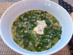 Sopa camponesa de ervas e limão para um impulso no meio do inverno