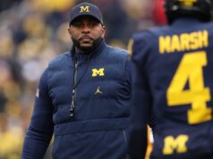 A ex-técnica do Michigan Sharon Moore vista com a esposa após prisão