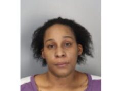 Mulher é presa após atropelar repetidamente o carro do ex-namorado