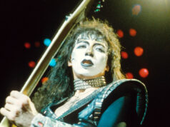 “Valor justo de mercado? LOL. Isso foi no ano passado”: o ex-guitarrista do KISS rebate os críticos sobre os altos preços de sua música